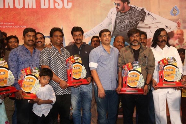 krishnashtami platinum disc function,sunil,dil raju,vasu varma  దిల్‌రాజు ఎక్స్‌ప్రెషన్‌ చాలు:వాసువర్మ 